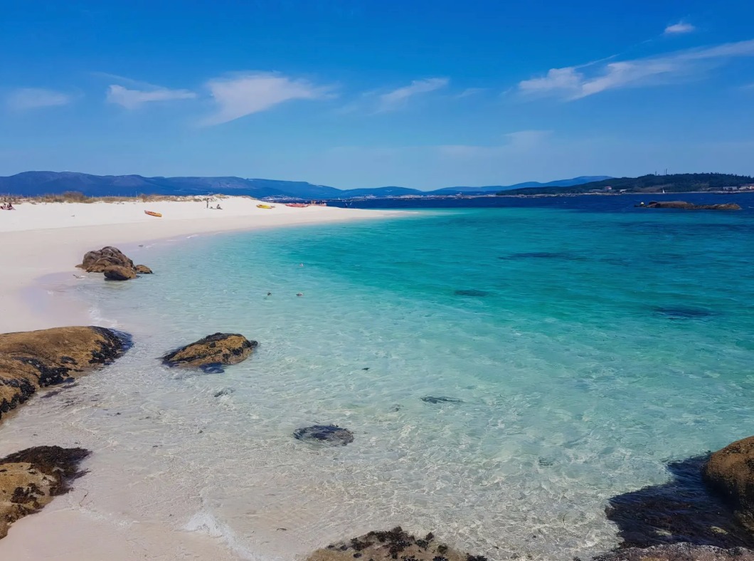 El mar y la playa cerca
